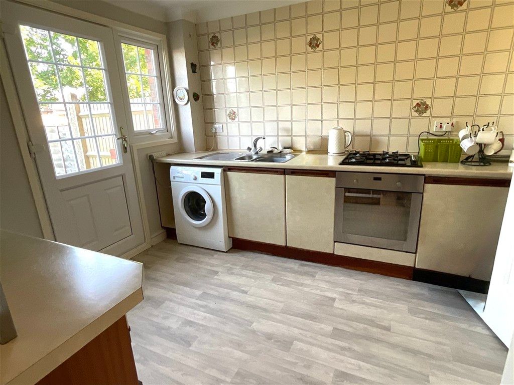 Property photo 3 of 9 Kitchen