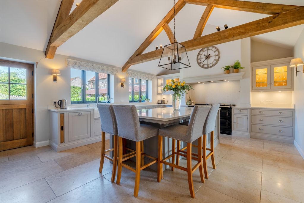 Property photo 3 of 33 Image