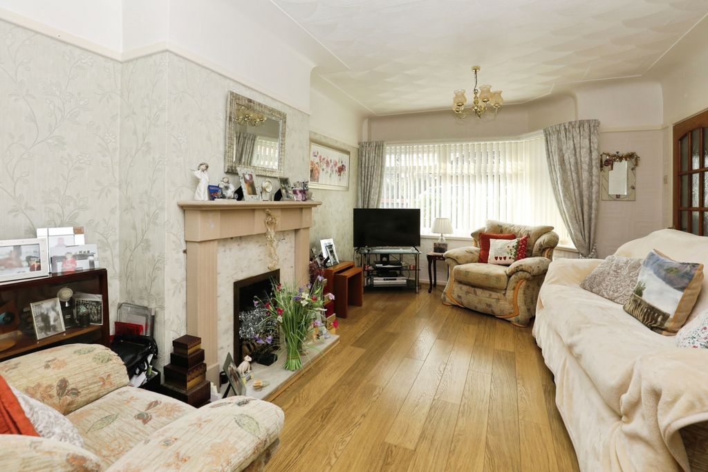 Property photo 3 of 15 Lounge