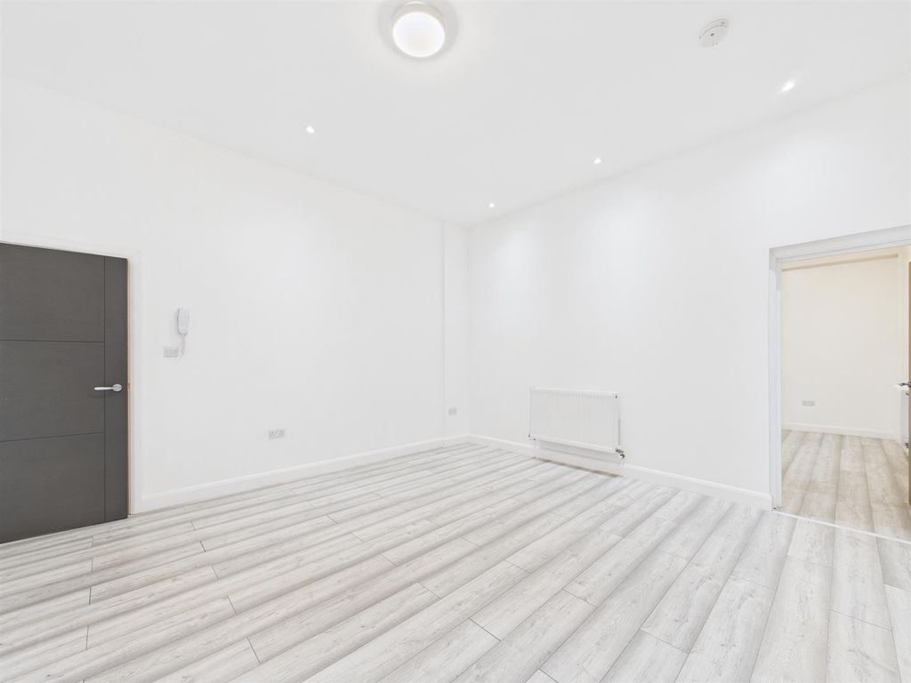 Property photo 2 of 9 Cam03604G0-Pr0181-Still015.Jpg