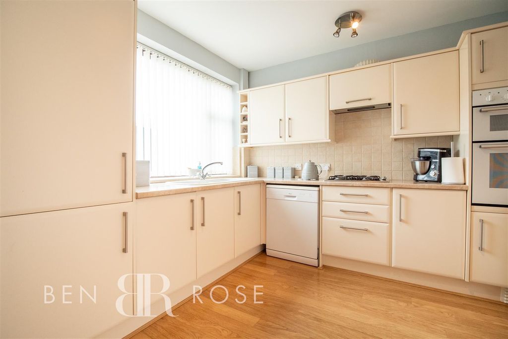 Property photo 3 of 21 Kitchen