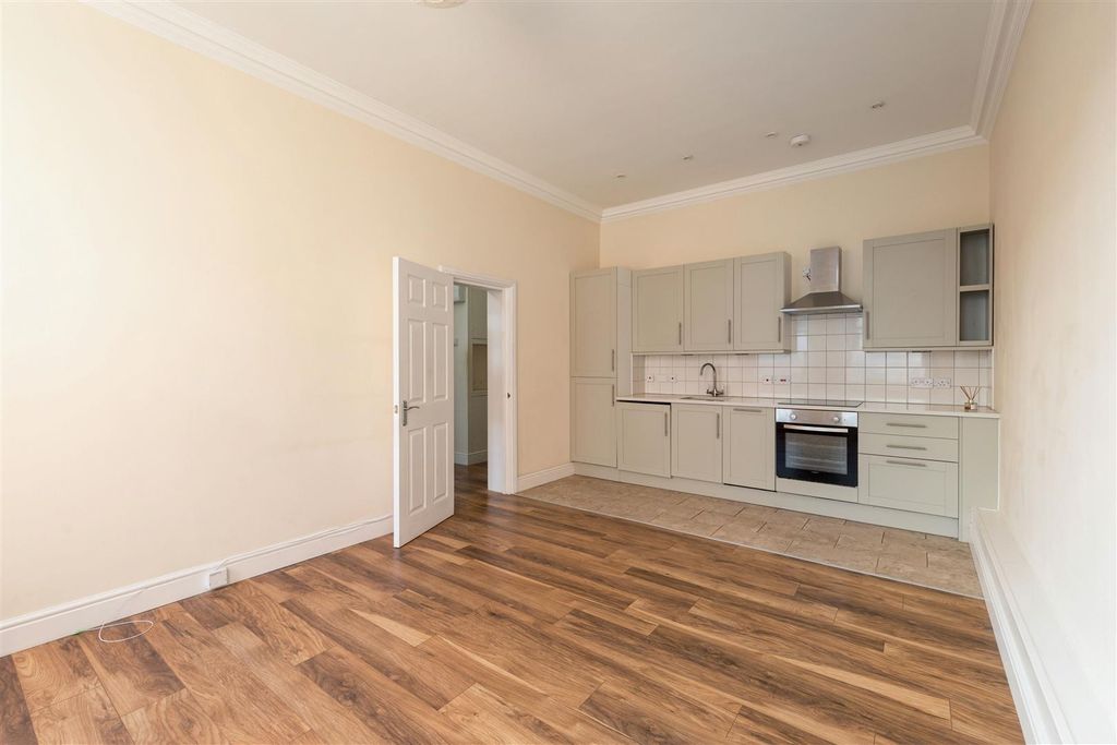 Property photo 3 of 20 Adelaide Road, E10