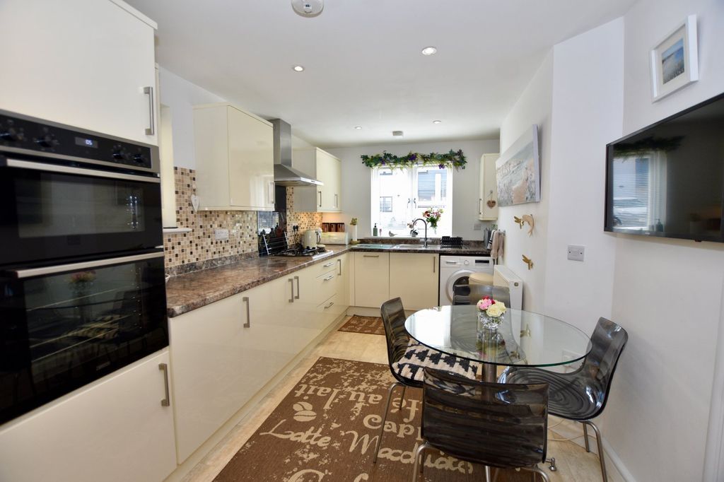 Property photo 3 of 18 Kitchen Diner