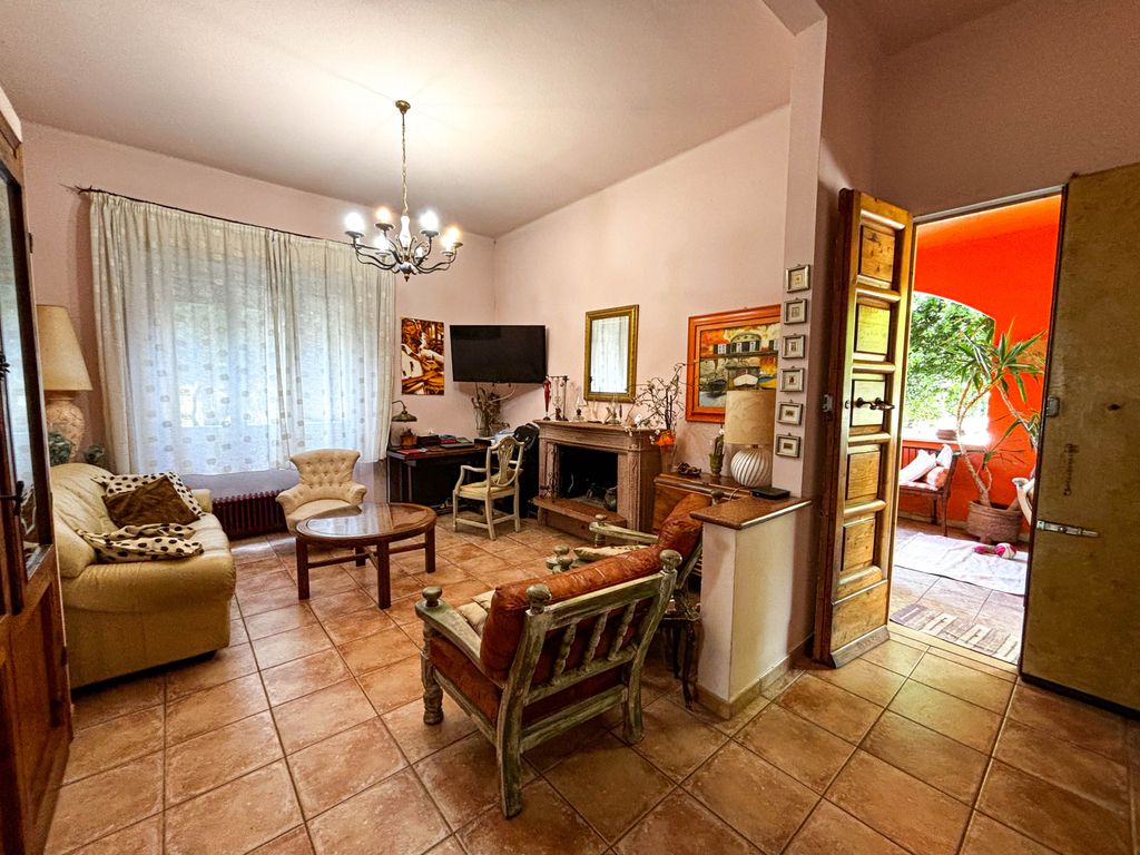 Property photo 2 of 32