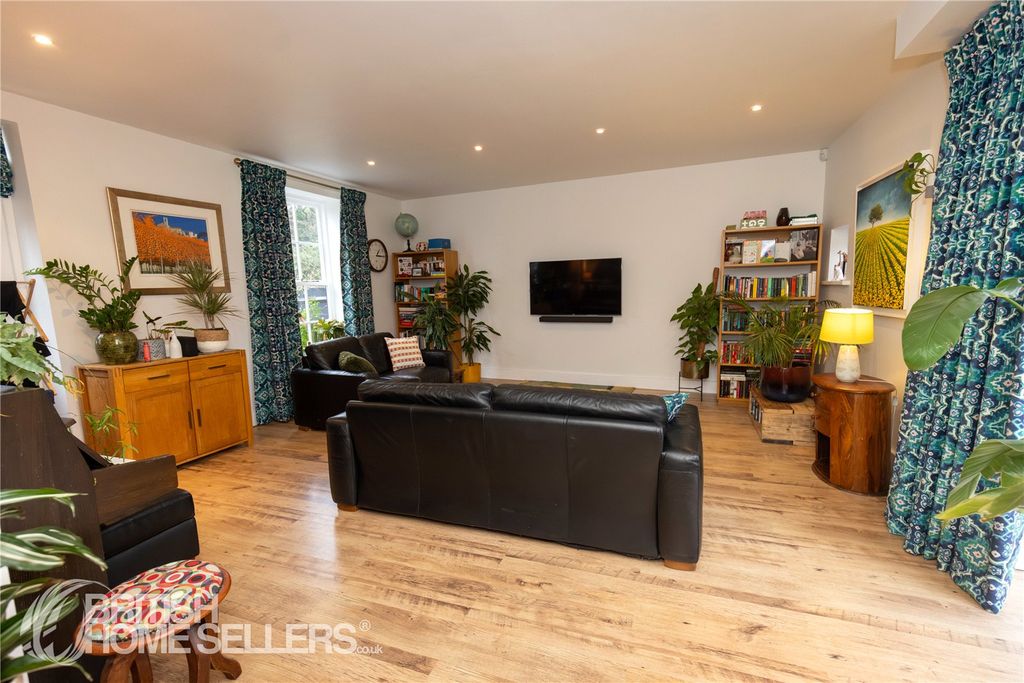 Property photo 3 of 23 Picture No. 04