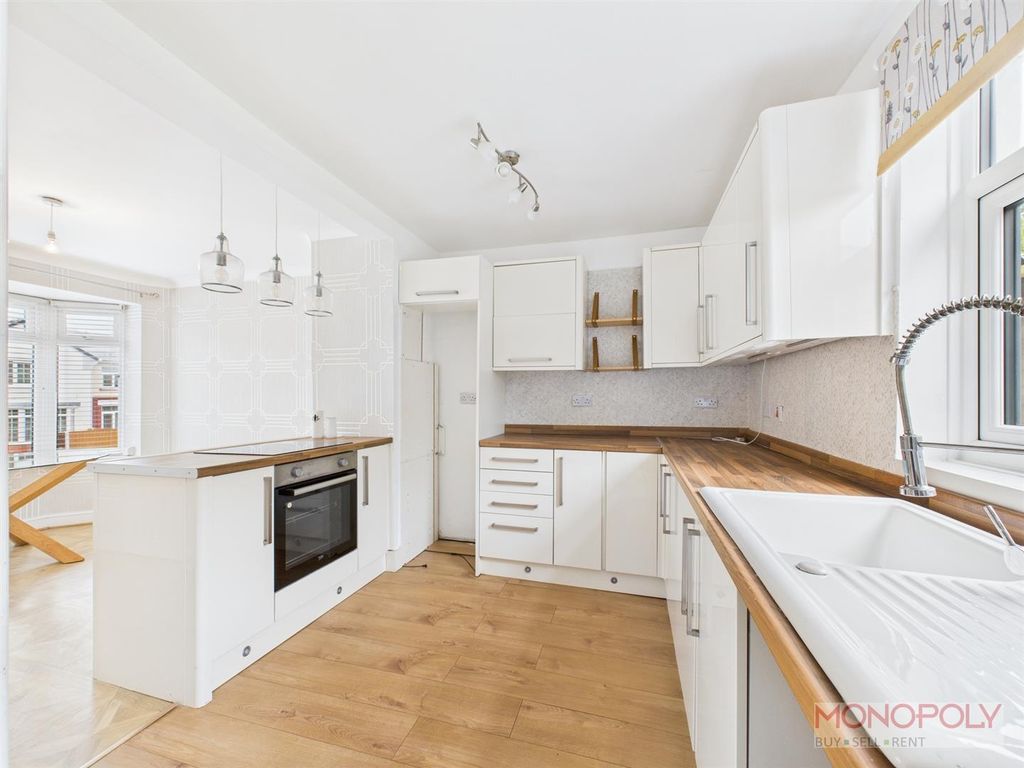 Property photo 2 of 10 Kitchen/ Dining Room