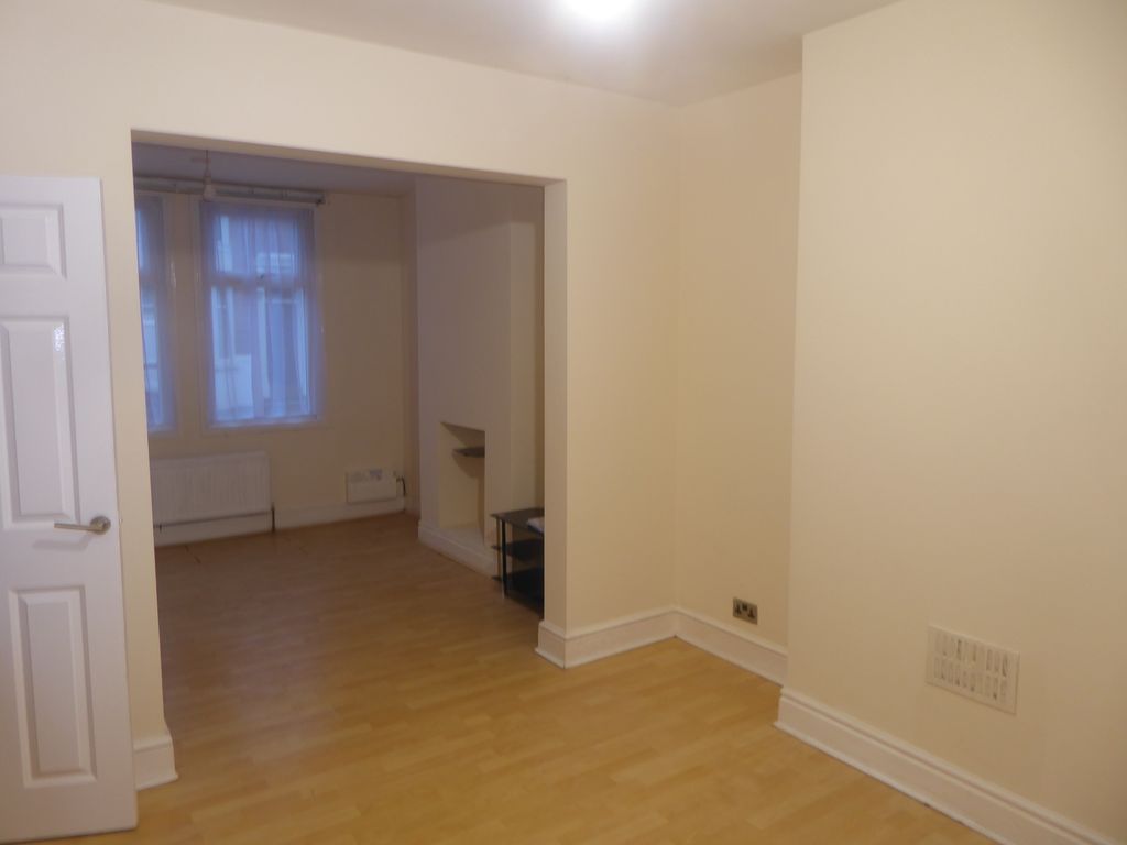 Property photo 3 of 11 Lounge