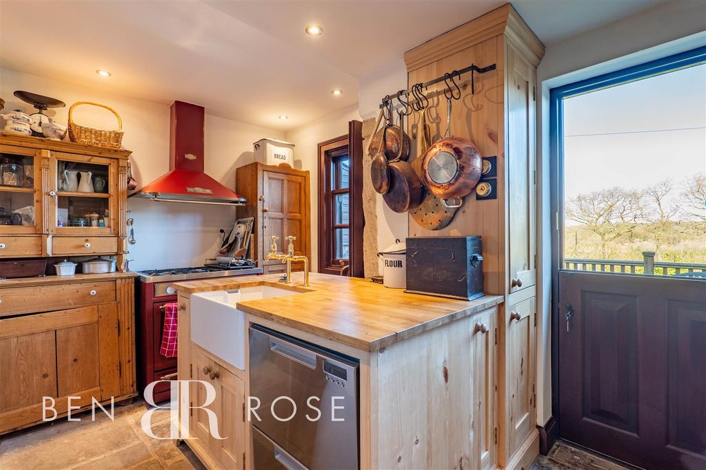 Property photo 3 of 33 Kitchen