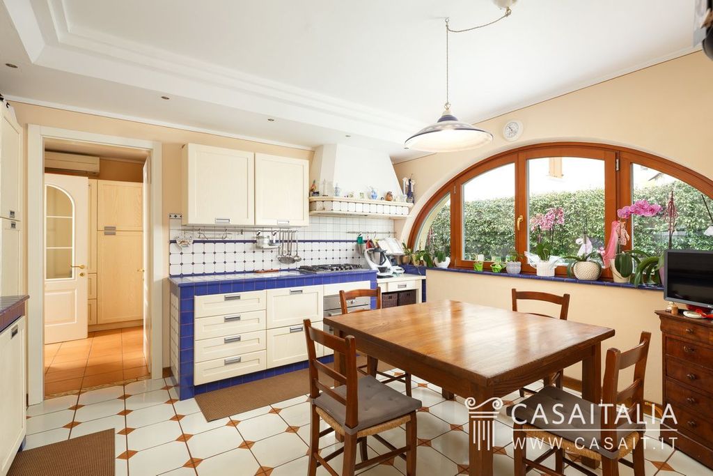 Property photo 2 of 30