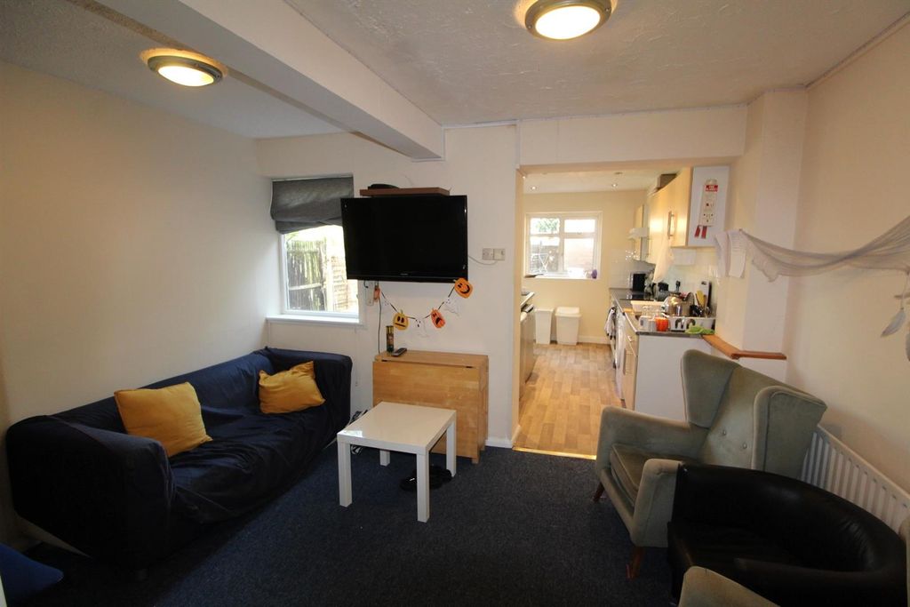 Property photo 3 of 16 Lounge Kitchen.Jpg