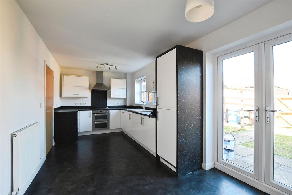 Property photo 2 of 19 Fitted Kitchen/Diner