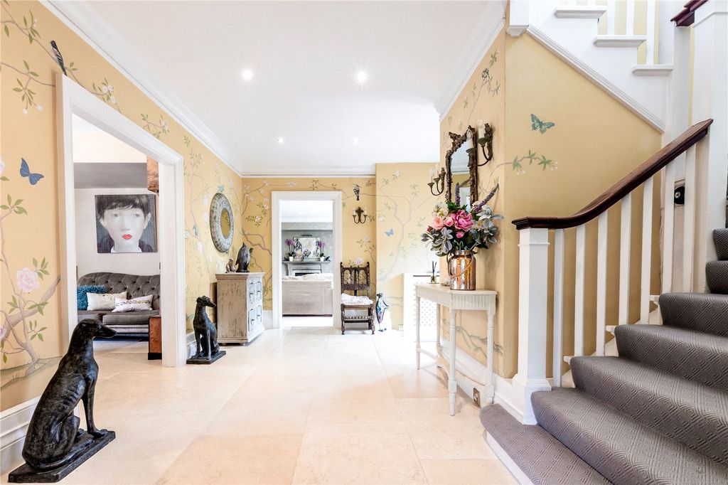 Property photo 2 of 19 Entrance Hall