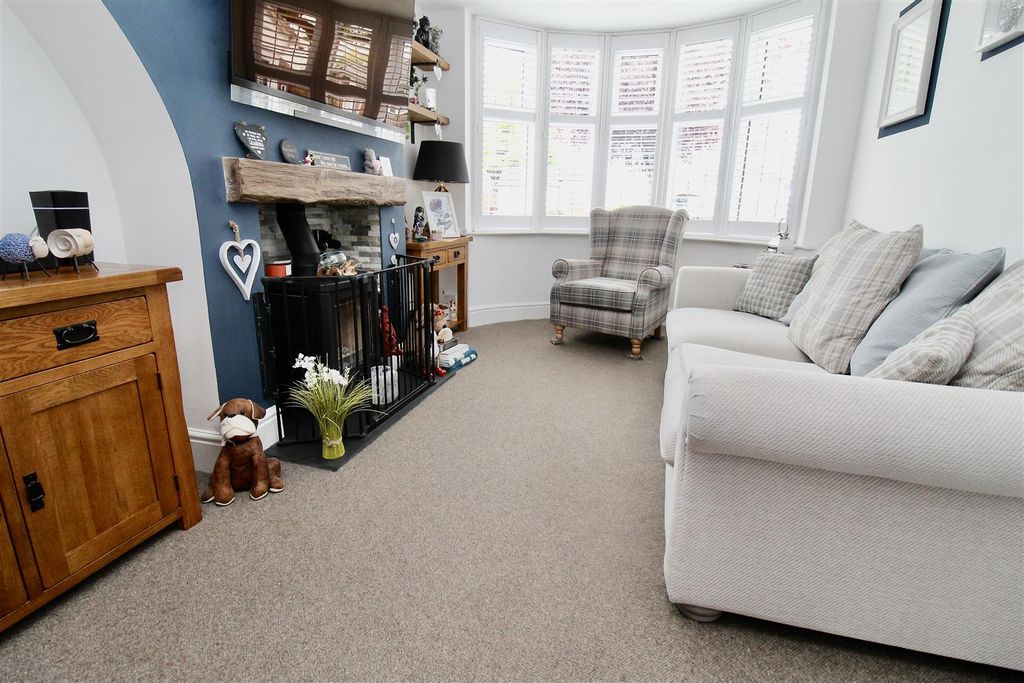 Property photo 3 of 30 Lounge