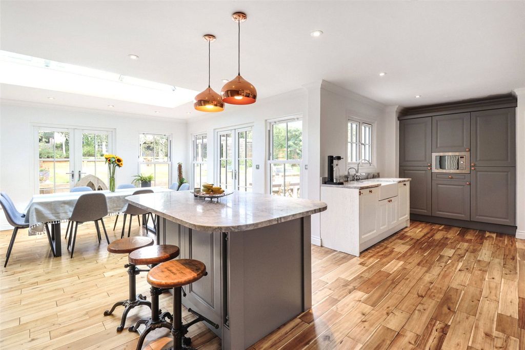 Property photo 2 of 19 Kitchen/Breakfast Rm