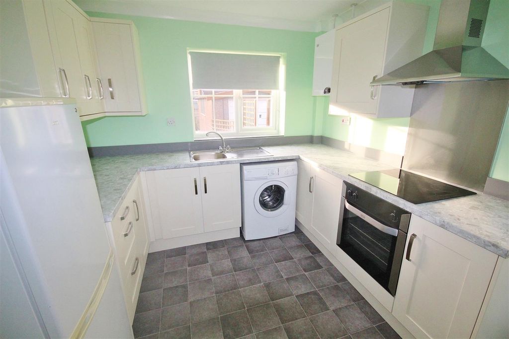 Property photo 3 of 9 Kitchen
