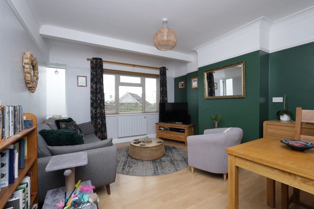 Property photo 2 of 32