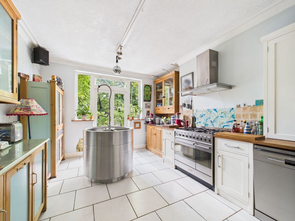 Property photo 3 of 33 Kitchen