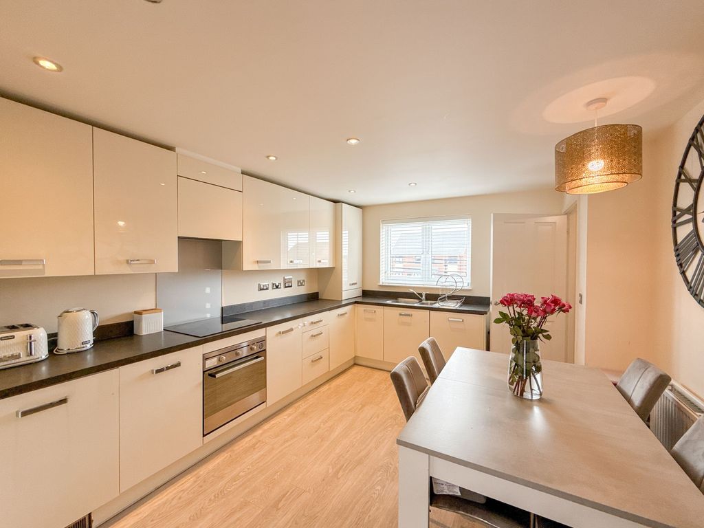 Property photo 3 of 11 Dining Kitchen