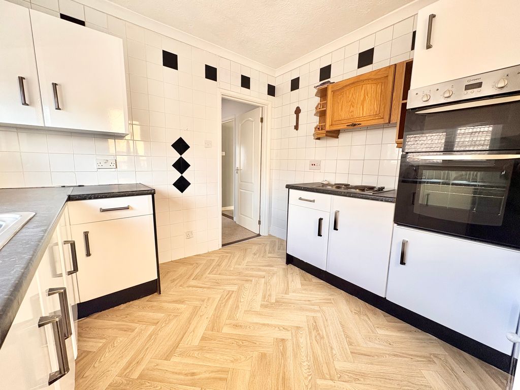 Property photo 2 of 9 Kitchen