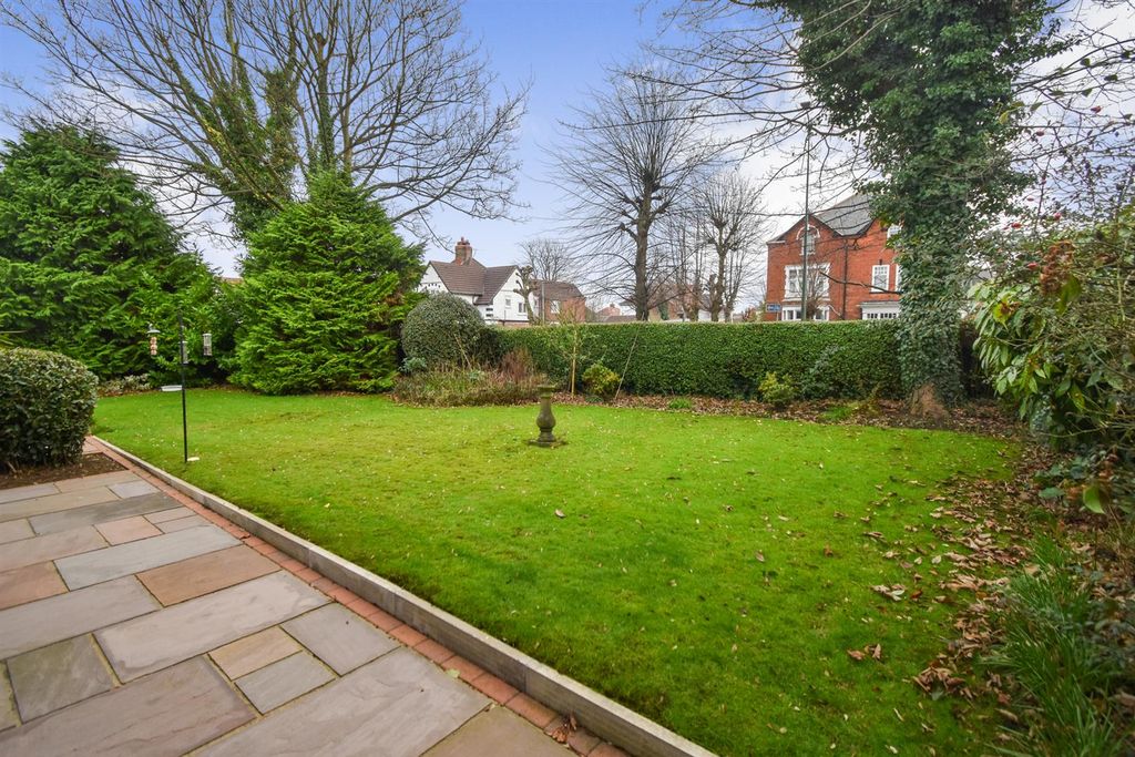 Property photo 2 of 24 Gardens