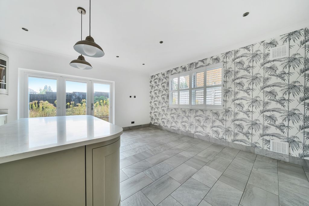 Property photo 3 of 32