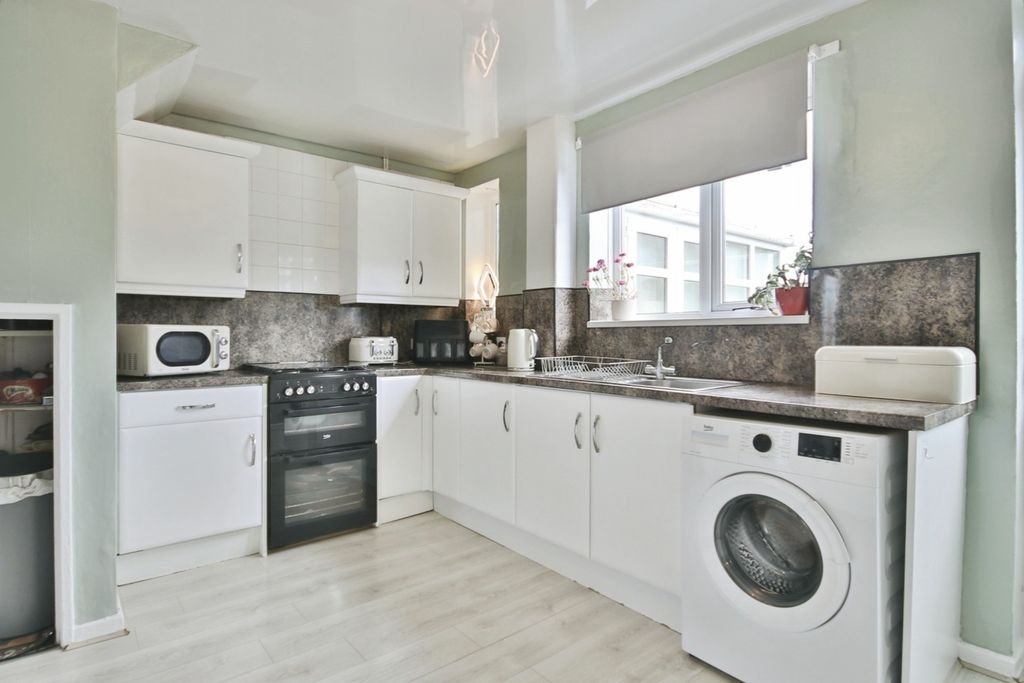 Property photo 2 of 20 4233916