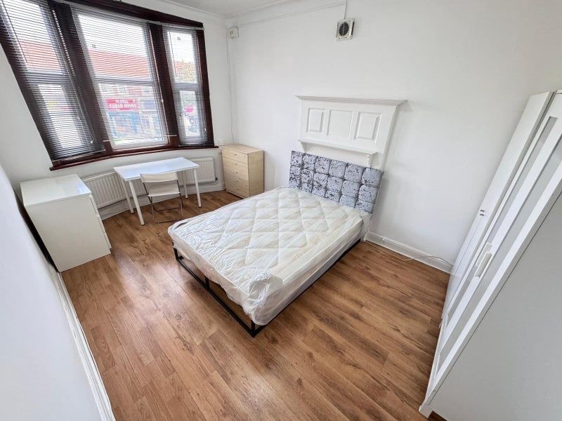 Property photo 1 of 8 Bright And Airy Double Bedroom Featuring A Comfort...