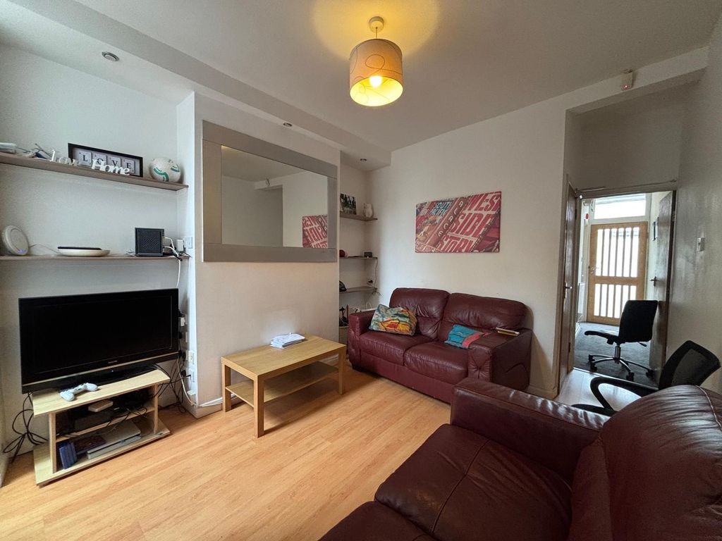 Property photo 1 of 17 Spacious Lounge