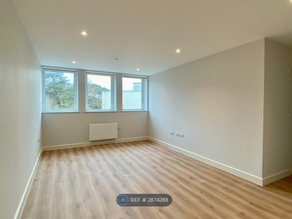 Property photo 2 of 10 Showroom Lounge