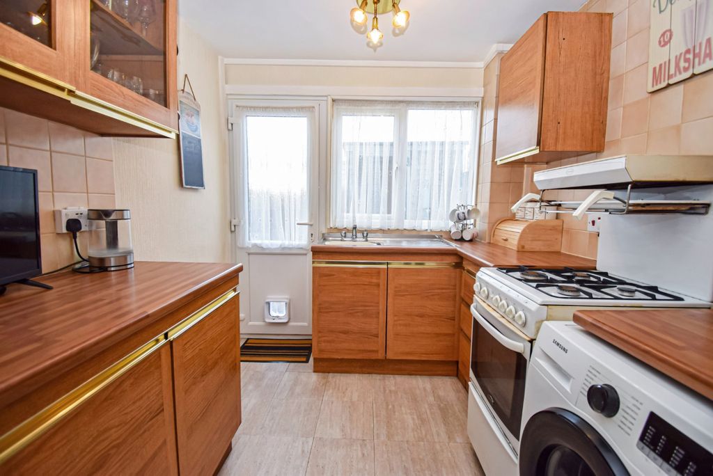 Property photo 3 of 12 Kitchen