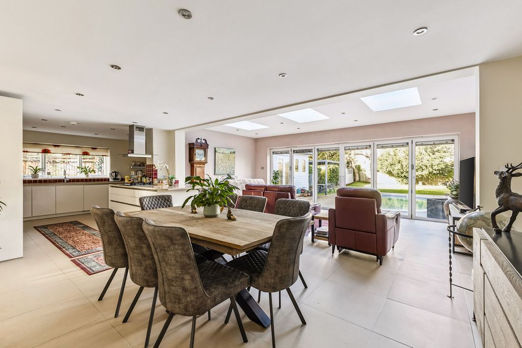 Property photo 2 of 27