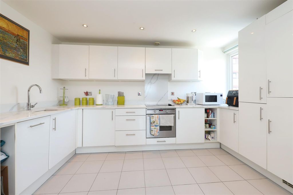 Property photo 2 of 12 Kitchen