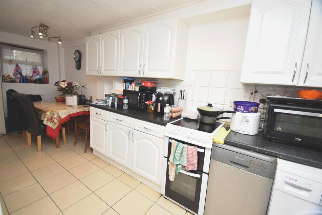 Property photo 3 of 11 Kitchen