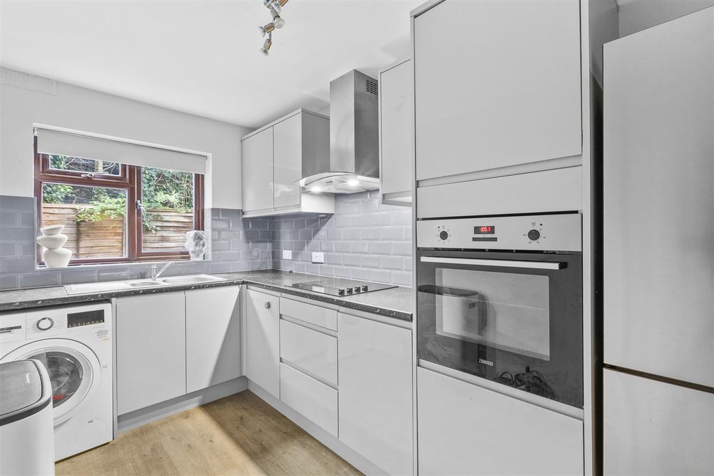 Property photo 2 of 10 1 Parsley Close, Hp22 5An-6.Jpg