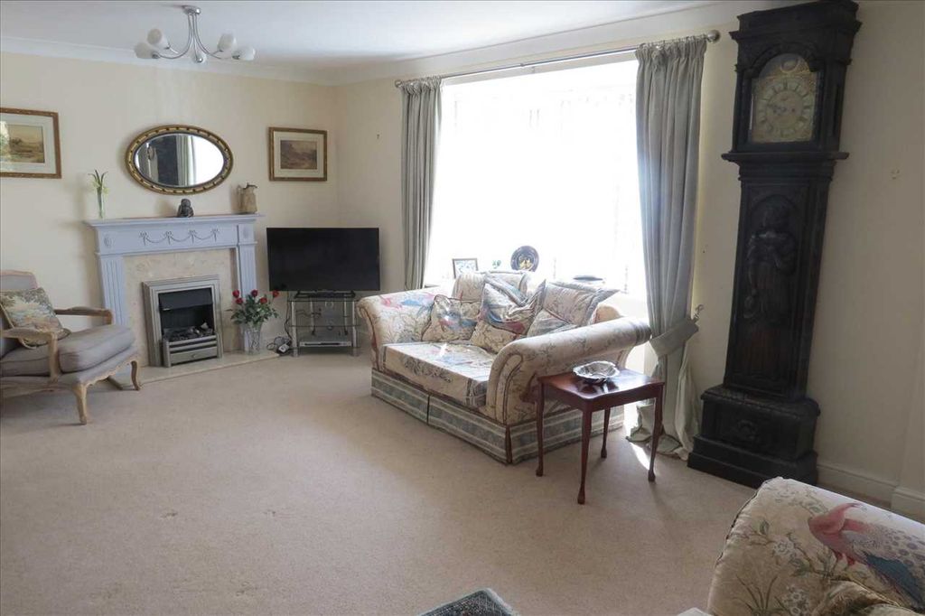 Property photo 2 of 14 Lounge: