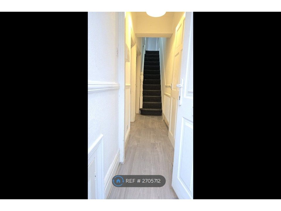 Property photo 2 of 19 Entry Hall