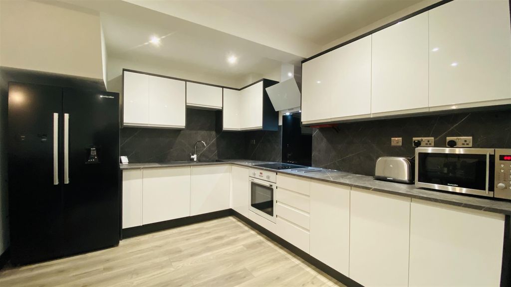 Property photo 2 of 27 Kitchen/Lounge