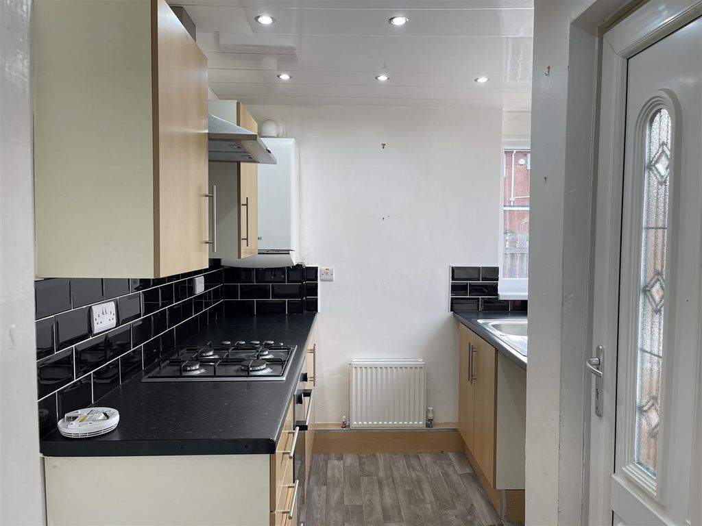 Property photo 2 of 11 Kitchen