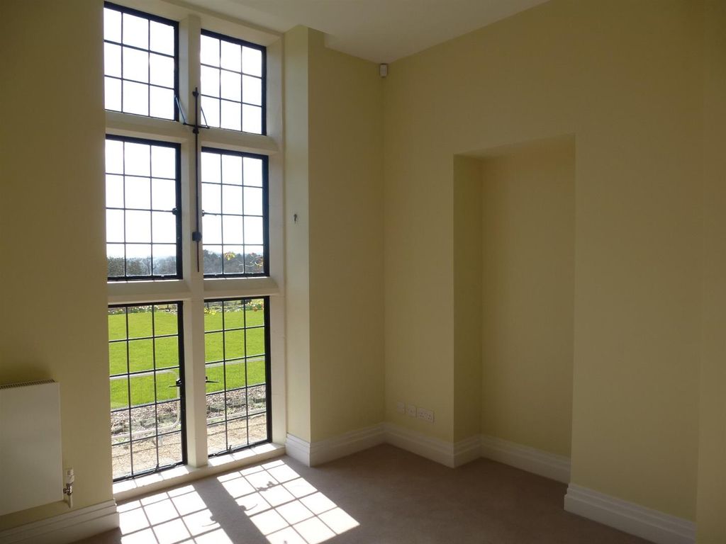 Property photo 2 of 16 Apt 101 King Edward VII Bedroom.Jpg