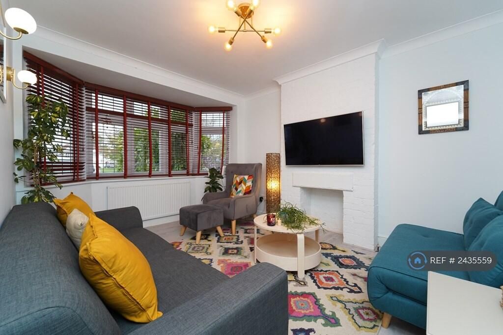 Property photo 1 of 11 Living Room