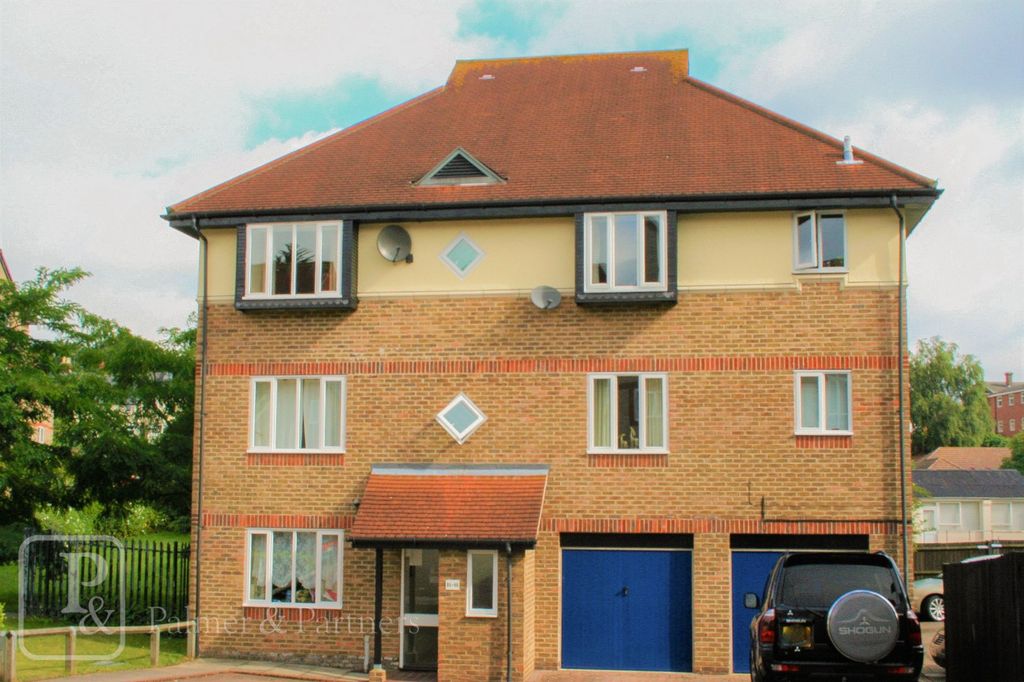 Property photo 1 of 8 External