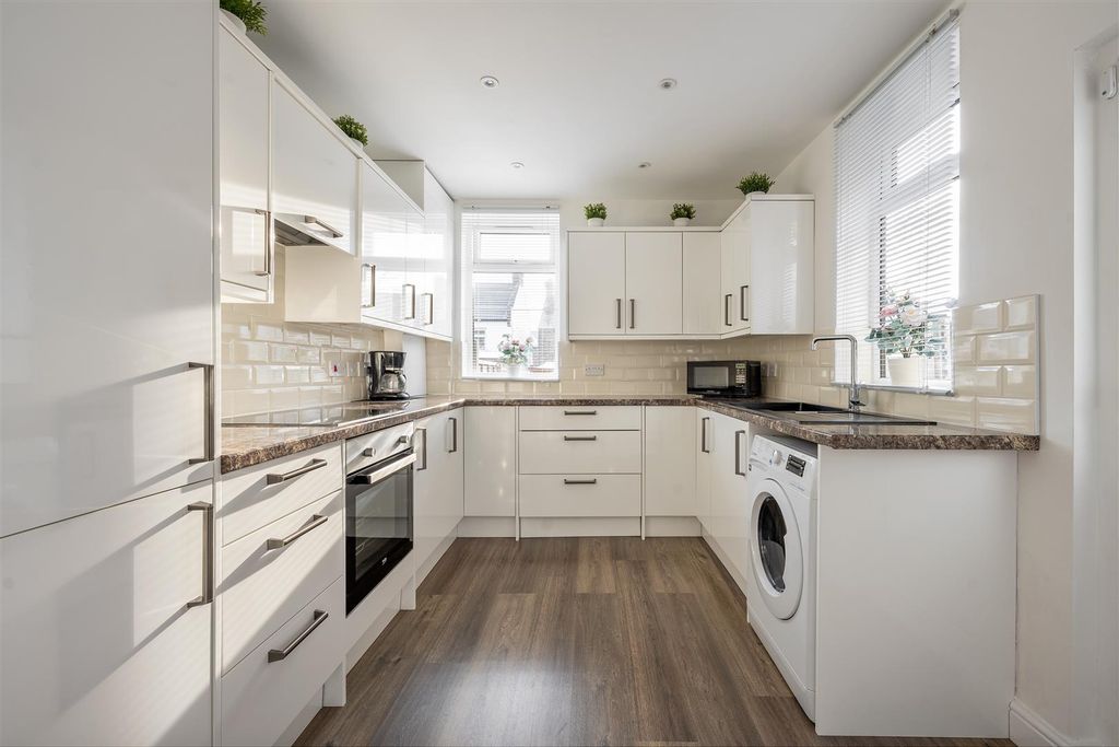 Property photo 3 of 19 Selwyn Avenue E4