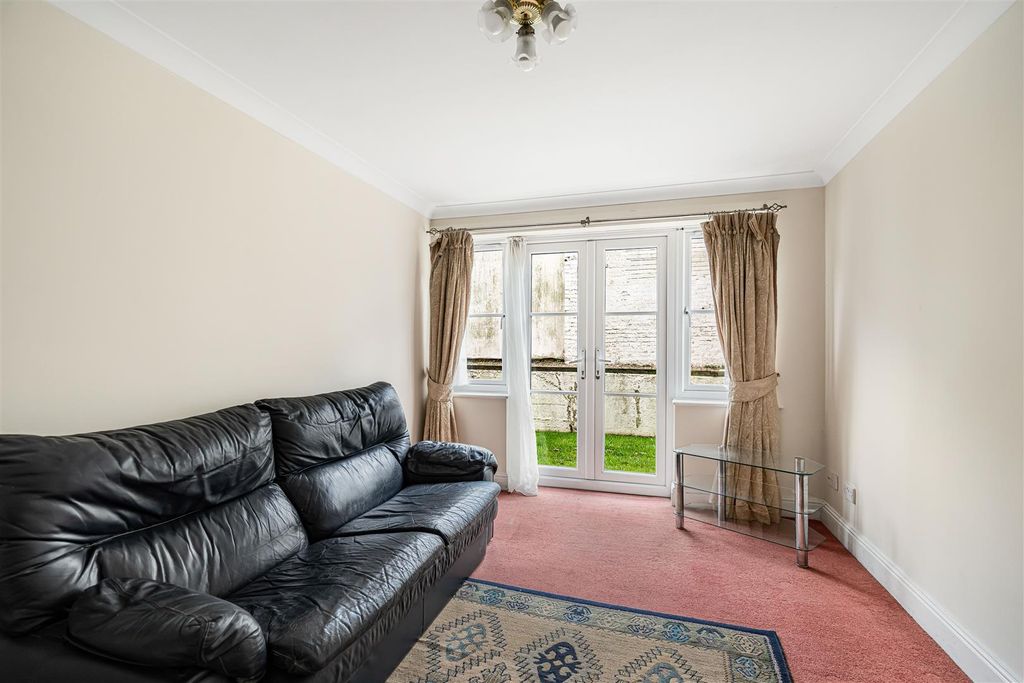 Property photo 2 of 14 Sitting Room