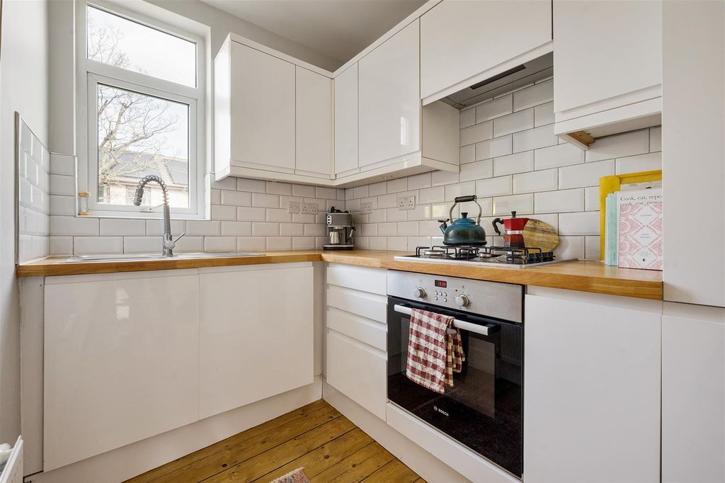 Property photo 3 of 28 Bishops Close, E17