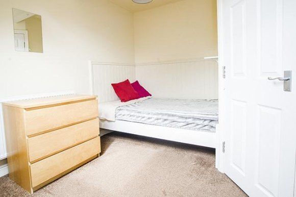 Property photo 2 of 8 Bedroom Photo 1