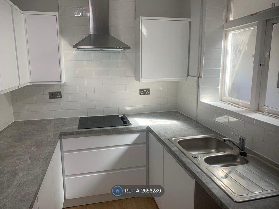 Property photo 3 of 11 Kitchen