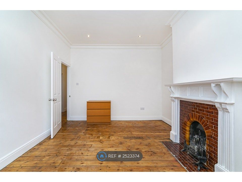 Property photo 1 of 7 Living Room
