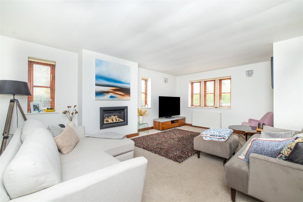 Property photo 2 of 22 Lounge