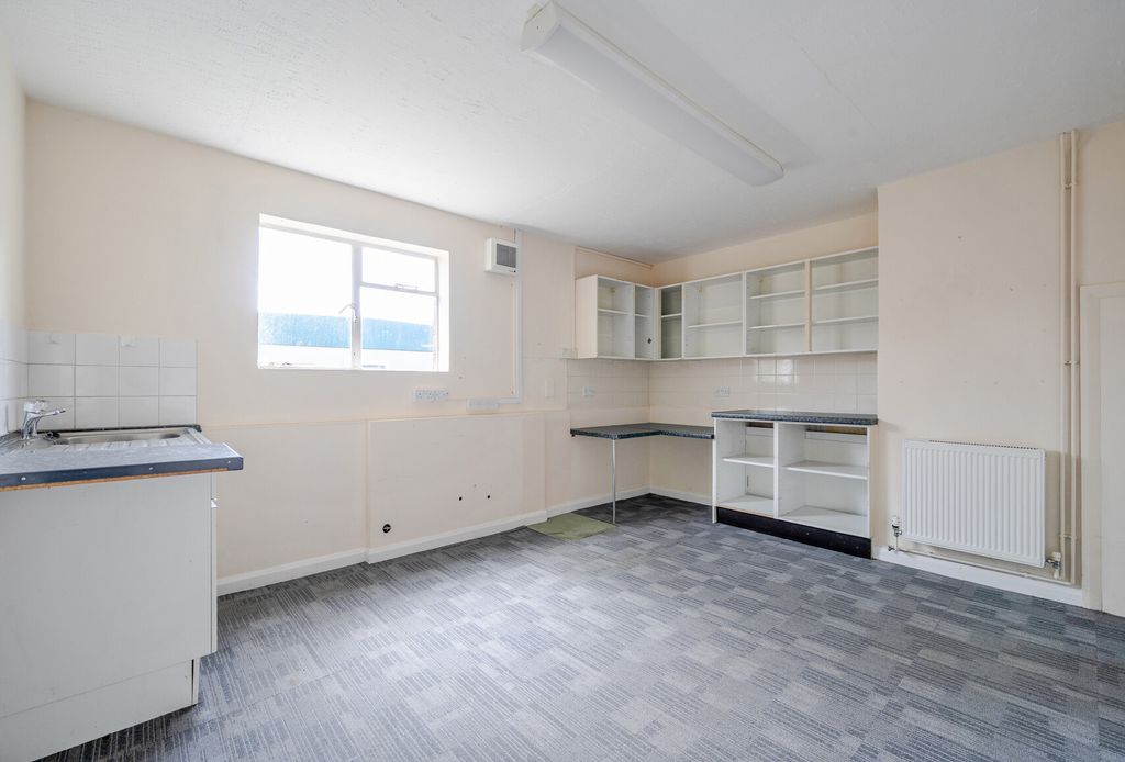 Property photo 3 of 23 1330097-14-6888c3...