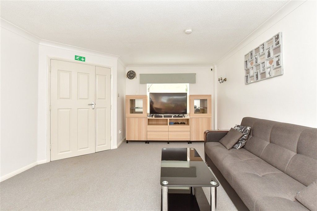 Property photo 3 of 9 Lounge